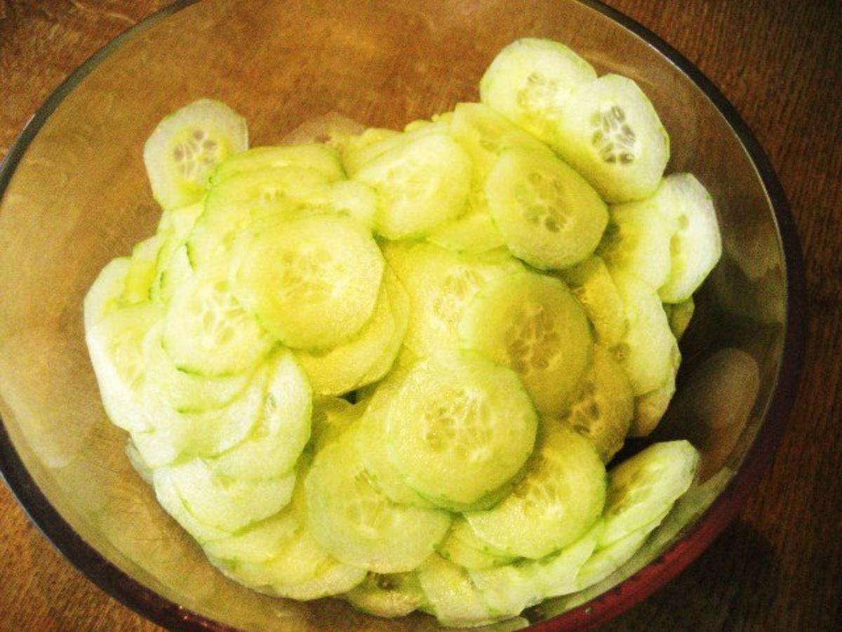 Gurkensalat mit Salatkräutern - Rezept - Bild Nr. 2