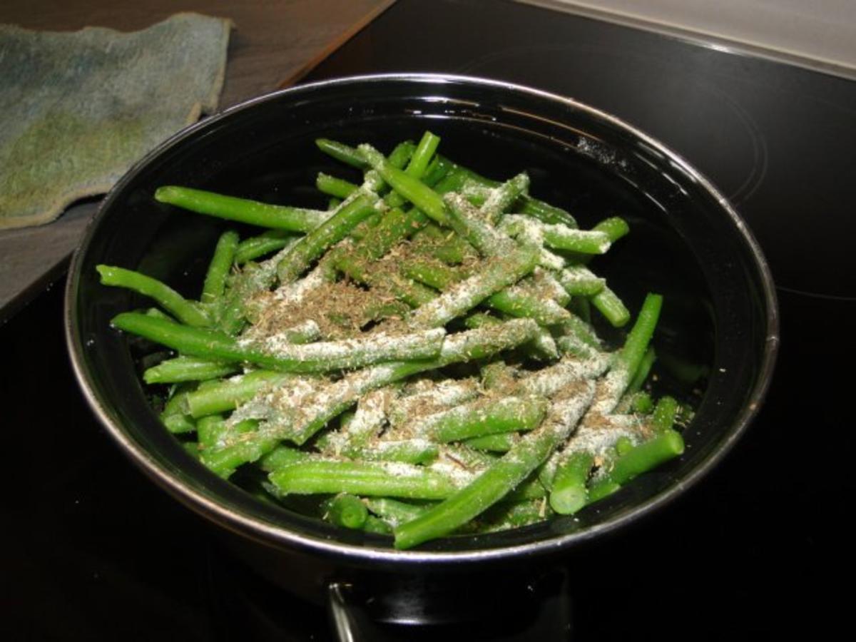 Parmesankörbchen, gefüllt mit frischen grünen Bohnen und Blumenkohl ...