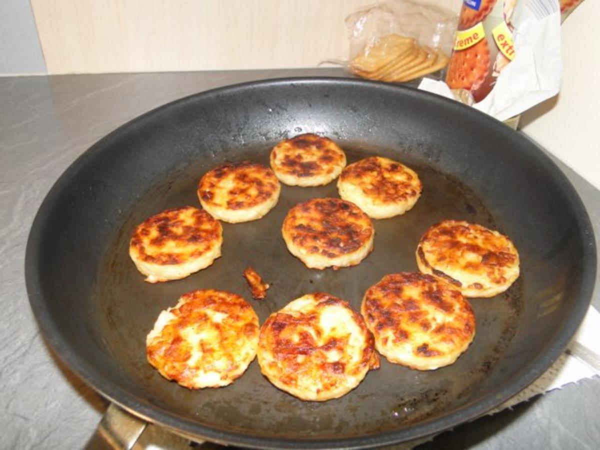 Parmesankörbchen, gefüllt mit frischen grünen Bohnen und Blumenkohl ...