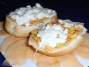 Feurige Tiefseegarnelen auf Brötchen mit Mozzarella überbacken - Rezept