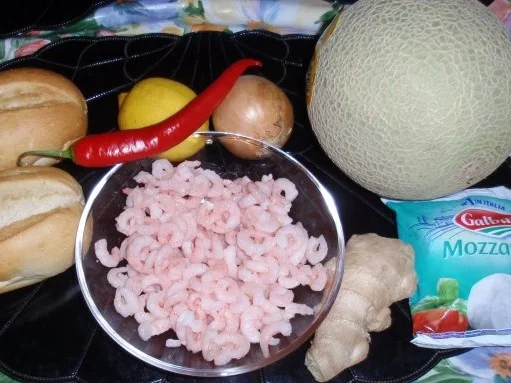 Feurige Tiefseegarnelen auf Brötchen mit Mozzarella überbacken - Rezept - Bild Nr. 2