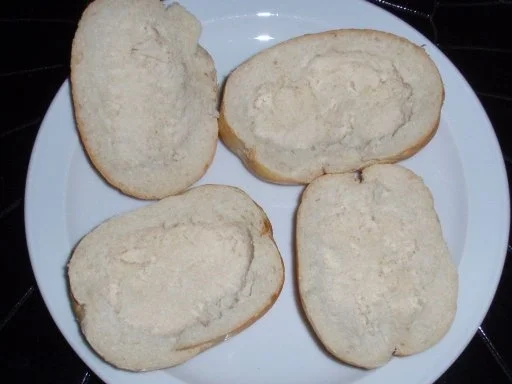 Feurige Tiefseegarnelen auf Brötchen mit Mozzarella überbacken - Rezept - Bild Nr. 4