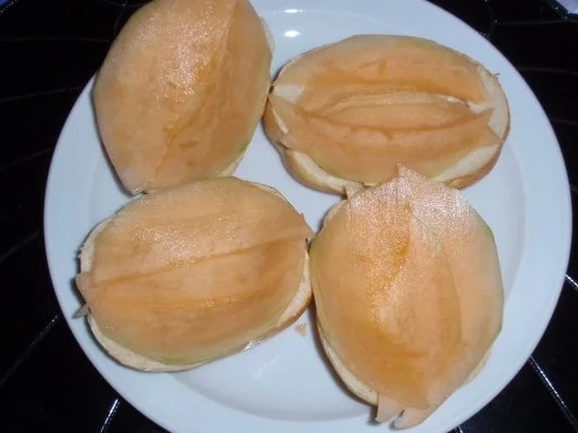 Feurige Tiefseegarnelen auf Brötchen mit Mozzarella überbacken - Rezept - Bild Nr. 6