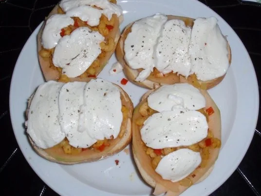 Feurige Tiefseegarnelen auf Brötchen mit Mozzarella überbacken - Rezept - Bild Nr. 11