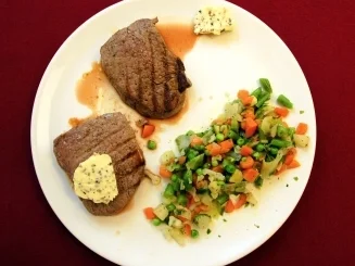 Steaks mit Pfefferbutter und Gurkensalat (Klaus Gronewald) - Rezept - Bild Nr. 9