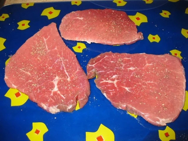 Rezept: Rinderschnitzel mit Eierschwammerlsauce (Pfifferlingsauce) Bild Nr. 2 Rinderschnitzel mit Eierschwammerlsauce (Pfifferlingsauce) - Rezept - Bild Nr. 2