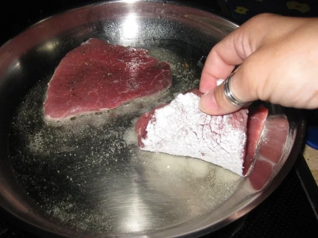 Rezept: Rinderschnitzel mit Eierschwammerlsauce (Pfifferlingsauce) Bild Nr. 3 Rinderschnitzel mit Eierschwammerlsauce (Pfifferlingsauce) - Rezept - Bild Nr. 3