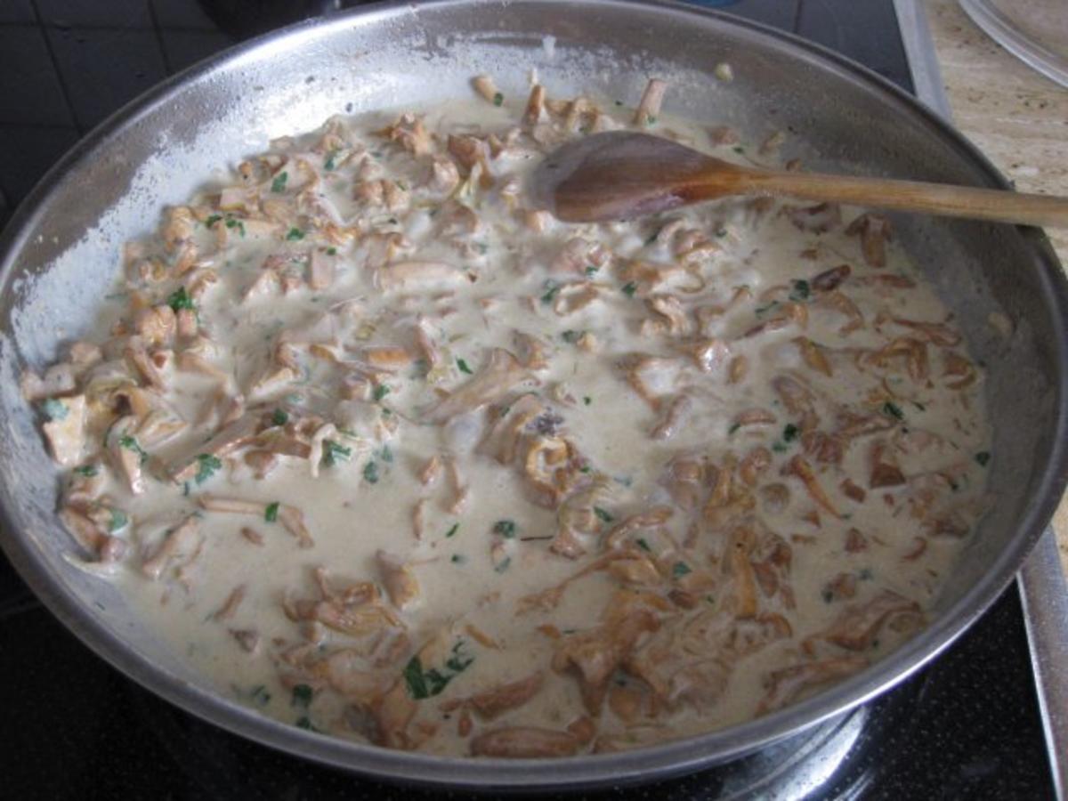 Rinderschnitzel mit Eierschwammerlsauce (Pfifferlingsauce) - Rezept - Bild Nr. 5