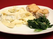 Gewickelte Schweinemedaillons auf Spinat und Nudeln in Schimmelkäsesoße - Rezept