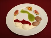 Selbst gemachtes Vanilleeis mit Himbeermark an Kiwischaum - Rezept