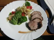 Rosmarinfilet an Schicht-Brotsalat - Rezept