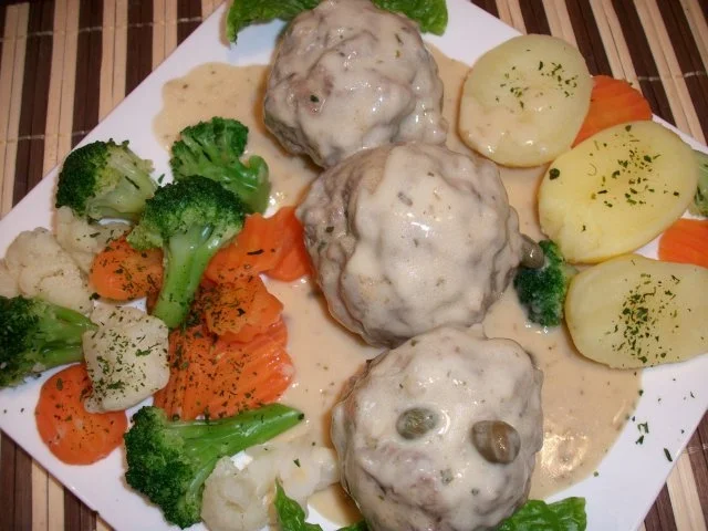 Königsberger Klopse in weißer Kapernsoße mit Kaisergemüse und Salzkartoffeln... - Rezept