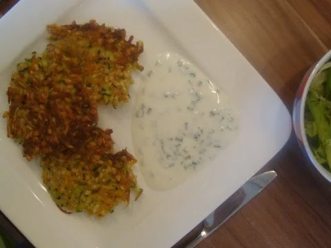 Knusprige Gemüse-Zartweizen-Rösti mit Joghurt-Dip - Rezept