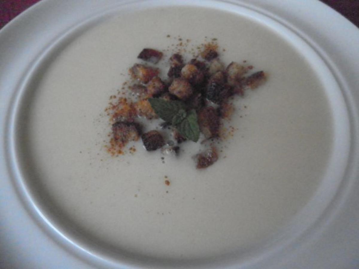 Terlaner Weinsuppe mit Zimtbrotwürfeln - Rezept - kochbar.de