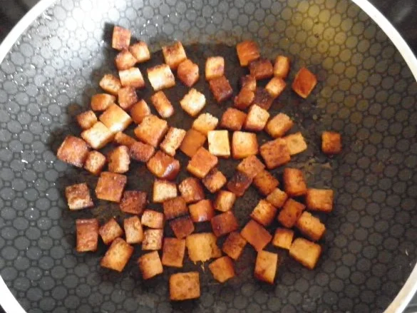 Rezept: Terlaner Weinsuppe mit Zimtbrotwürfeln Bild Nr. 3 Terlaner Weinsuppe mit Zimtbrotwürfeln - Rezept - Bild Nr. 3