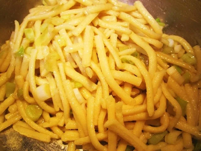 Rezept: Spätzle mit Lauchzwiebeln ... Bild Nr. 6 Spätzle mit Lauchzwiebeln ... - Rezept - Bild Nr. 6