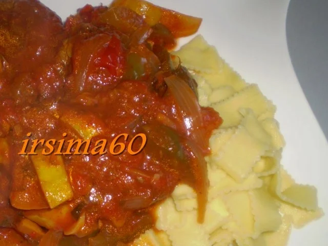 Nudeln mit scharfer Gemüsesoße - Rezept