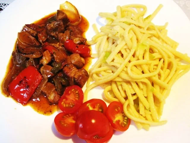 Schweins-Ragout mit viel Gemüse drin - Rezept