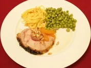 Kalbskarree mit Aprikosen an frischen Erbsen und Nudeln (Aleks Bechtel) - Rezept