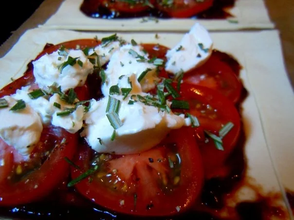 Rezept: Blätterteig-Tarte mit Tomaten und Ziegenkäse Bild Nr. 6 Blätterteig-Tarte mit Tomaten und Ziegenkäse - Rezept - Bild Nr. 6