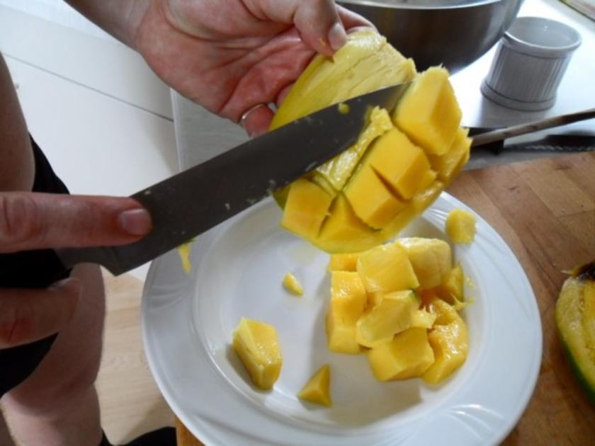 Flammerie auf Mangospiegel, mit Brombeeren gekrönt - Rezept - kochbar.de