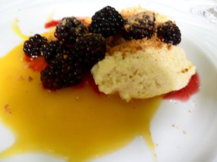 Flammerie auf Mangospiegel, mit Brombeeren gekrönt - Rezept - kochbar.de