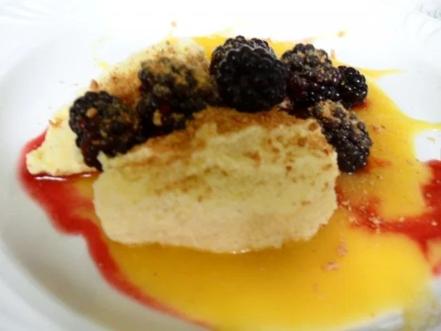 Flammerie auf Mangospiegel, mit Brombeeren gekrönt - Rezept - Bild Nr. 5