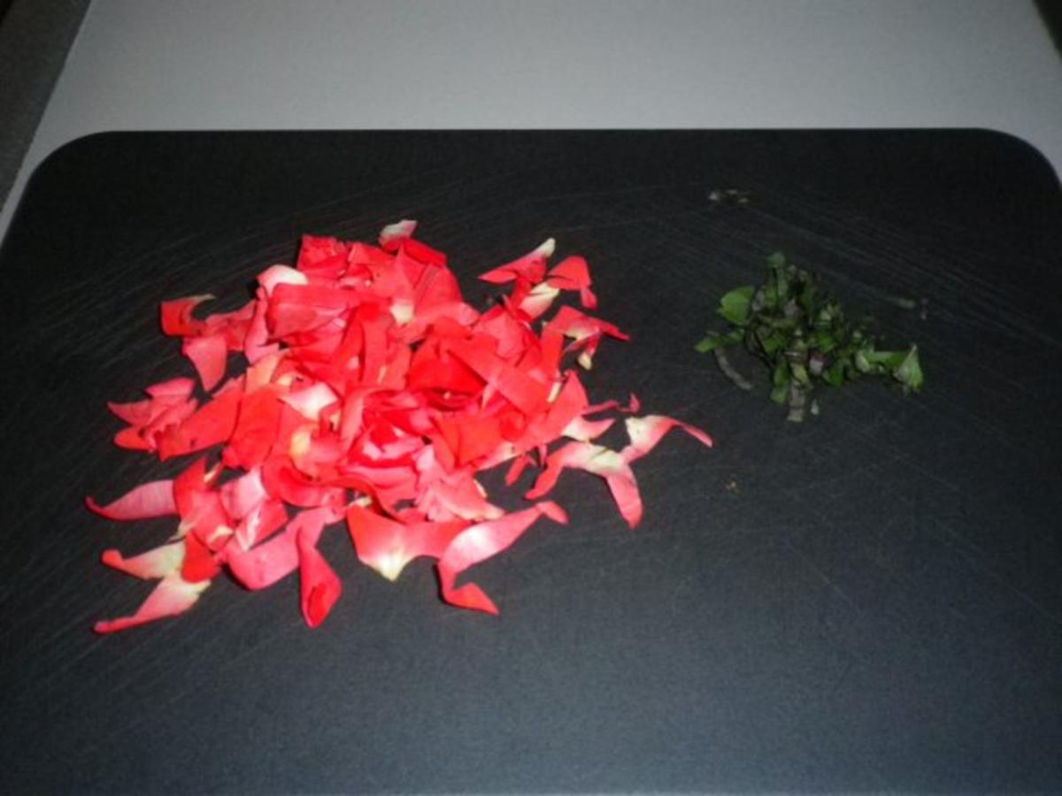 Dornfelder Trauben Gelee mit Rosenblättern - schnell &amp; einfach - von Angi54