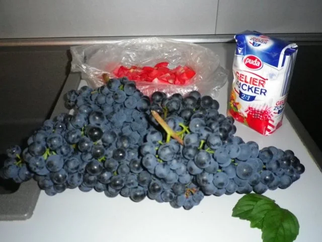 Dornfelder - Trauben - Gelee mit Rosenblättern - Rezept