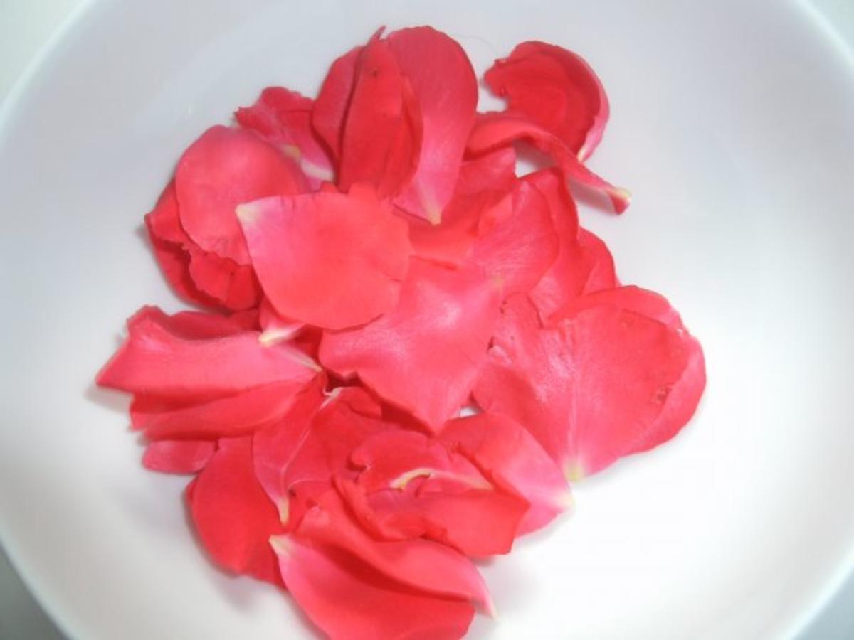 Kandierte Rosenblütenblätter - Rezept - Bild Nr. 2
