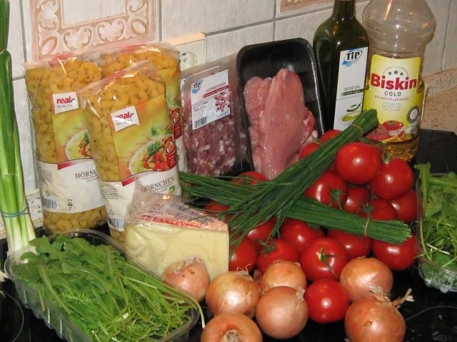 Rezept: Specknudeln an Tomaten-Rauke-Salat Bild Nr. 2 Specknudeln an Tomaten-Rauke-Salat - Rezept - Bild Nr. 2