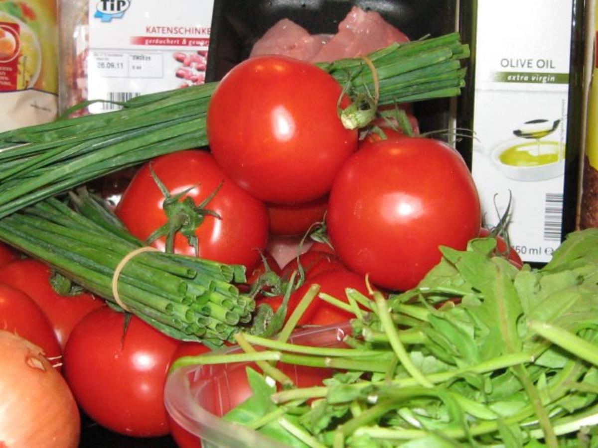 Specknudeln an Tomaten-Rauke-Salat - Rezept - Bild Nr. 3