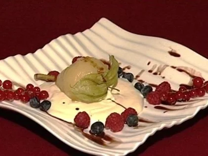 Birne Helene mit Mascarponemousse (Sila Sahin) - Rezept