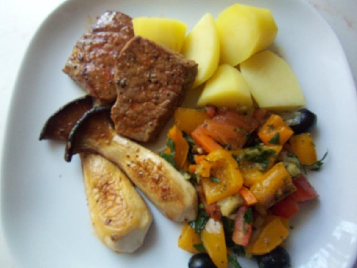 Kalbssteaks mit mediterranem Gemüse - Rezept - kochbar.de