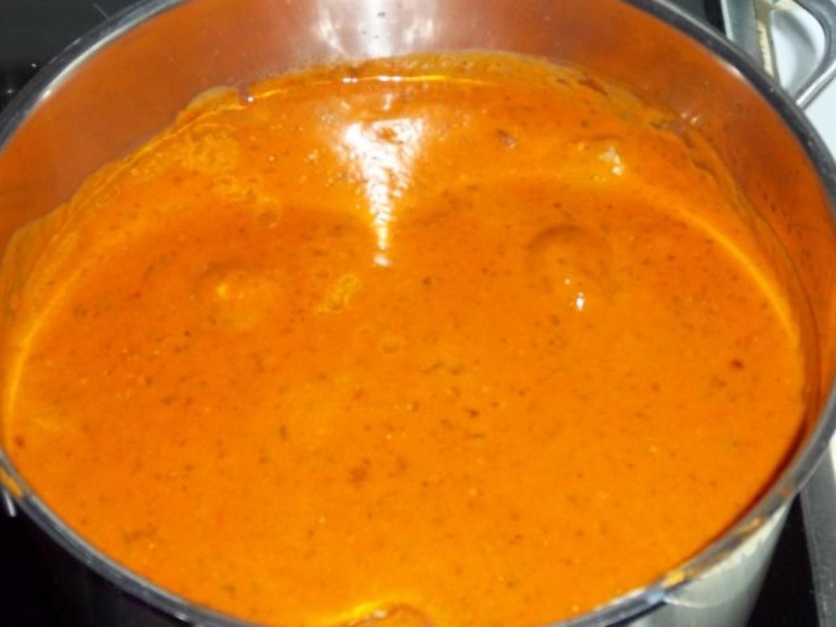 Nudeln mit Tomatensoße und dazu Hackfleischbällchen mit Käse gefüllt - Rezept - Bild Nr. 3