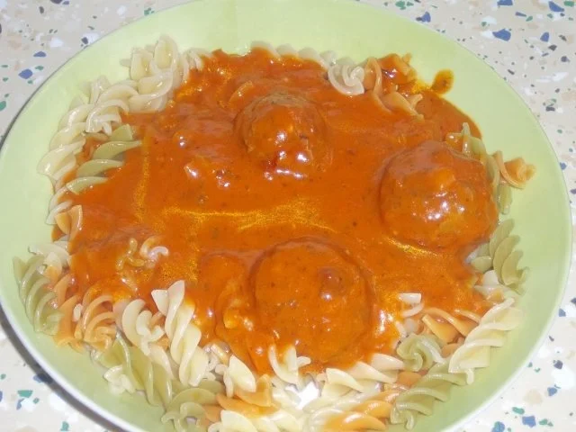 Nudeln mit Tomatensoße und dazu Hackfleischbällchen mit Käse gefüllt - Rezept
