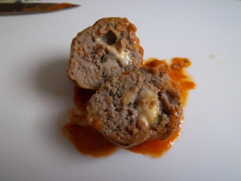 Nudeln mit Tomatensoße und dazu Hackfleischbällchen mit Käse gefüllt ...