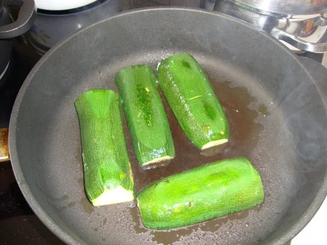 Gefüllte Zucchini mit Tomatensauce - Rezept - Bild Nr. 2