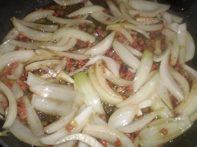 Rezept: Deftige Zwiebel Soße mit Bratwurst Bild Nr. 3 Deftige Zwiebel Soße mit Bratwurst - Rezept - Bild Nr. 3