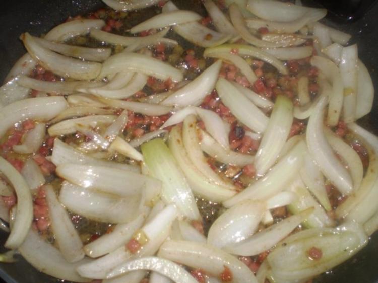 Deftige Zwiebel Soße mit Bratwurst - einfach - 8 kcal/100g