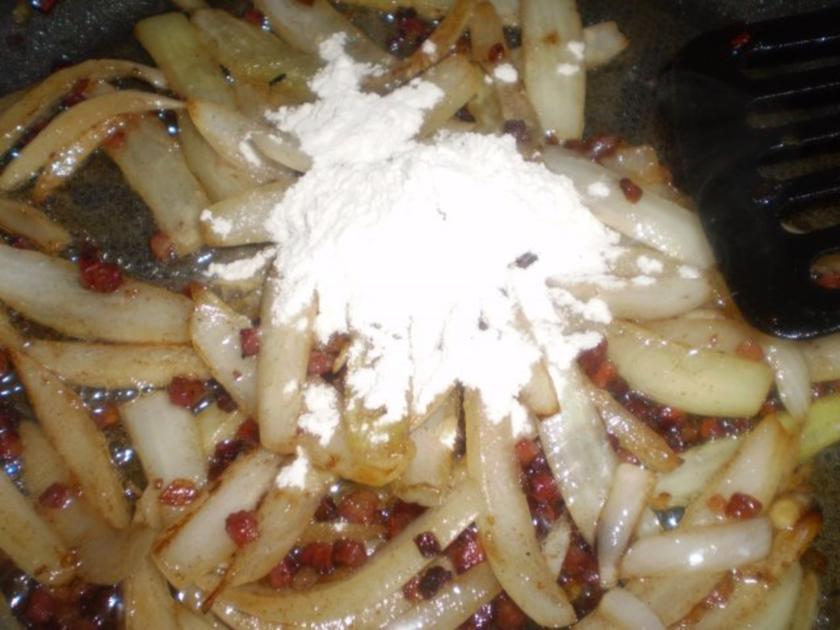 Deftige Zwiebel Soße mit Bratwurst - einfach - 8 kcal/100g