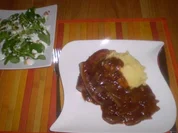 Deftige Zwiebel Soße mit Bratwurst - Rezept