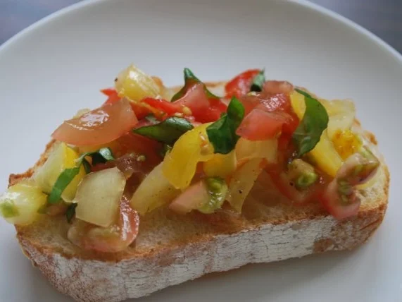 Rezept: Bruschetta "Caprese" mit Rucola Bild Nr. 2 Bruschetta "Caprese" mit Rucola - Rezept - Bild Nr. 2