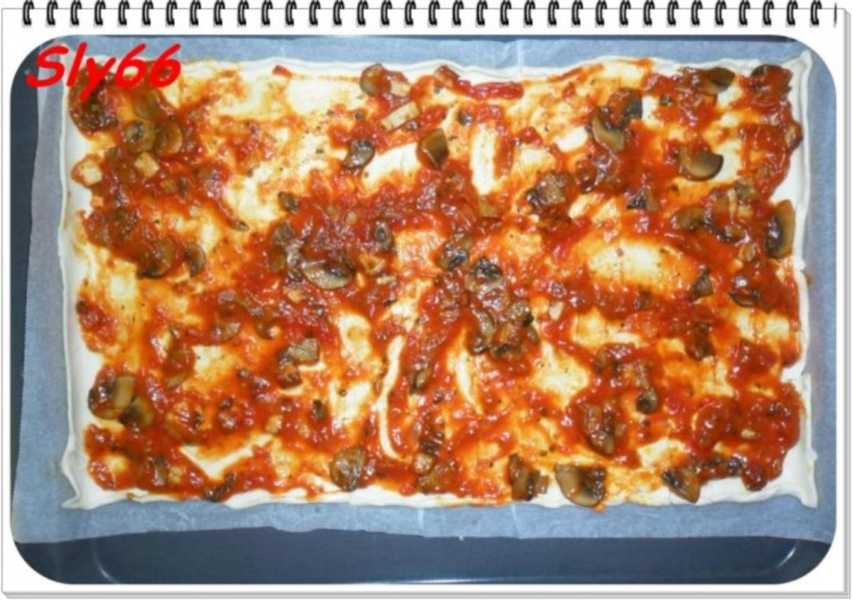 Pizza:Blätterteig-Pizza mit Tomaten-Speck-Champignonsoße - Rezept - Bild Nr. 3