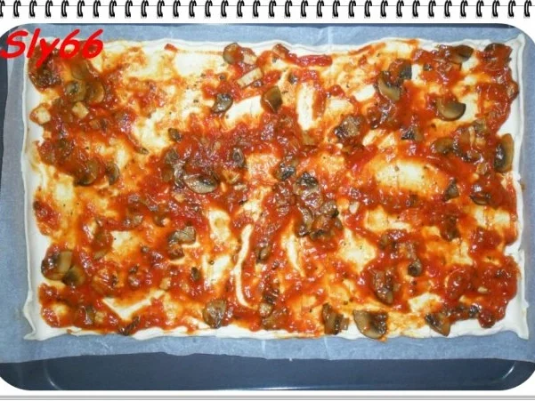 Pizza:Blätterteig-Pizza mit Tomaten-Speck-Champignonsoße - Rezept - Bild Nr. 3