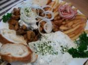 Geschnetzeltes nach Gyros Art.. mit Bratpommes und Zaziki - Rezept