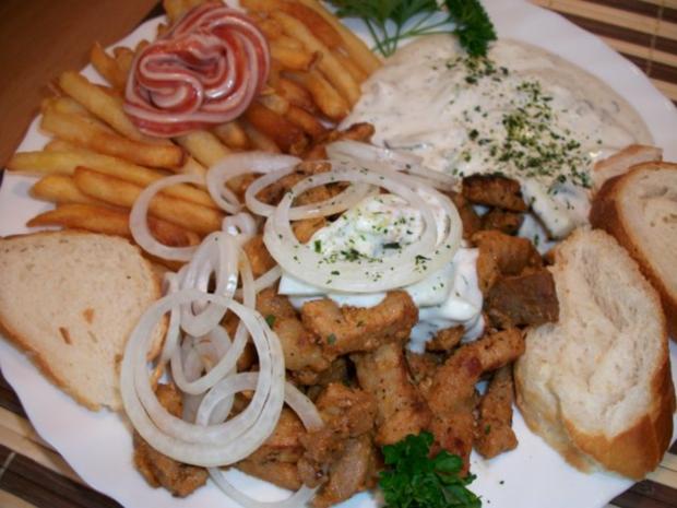 Geschnetzeltes nach Gyros Art.. mit Bratpommes und Zaziki - Rezept ...