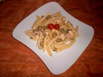 Mediterraner Nudelsalat mit Oliven und Käse - Rezept