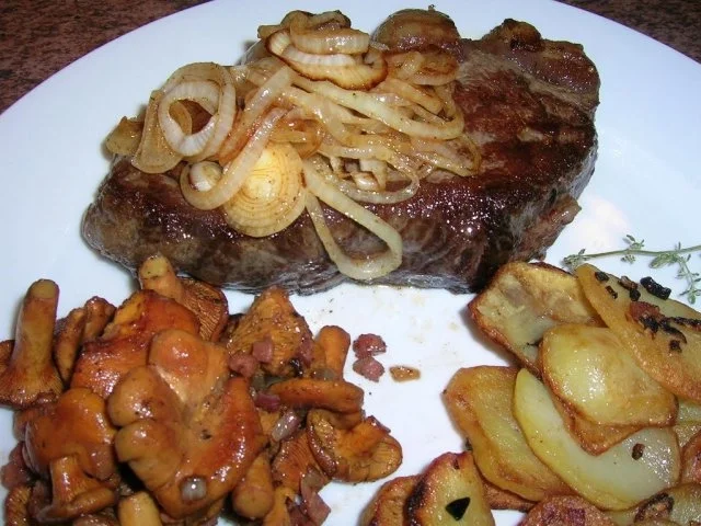 Rumpsteak mit Pfifferlingen und Bratkartoffeln aus rohen Kartoffeln - Rezept - Bild Nr. 2