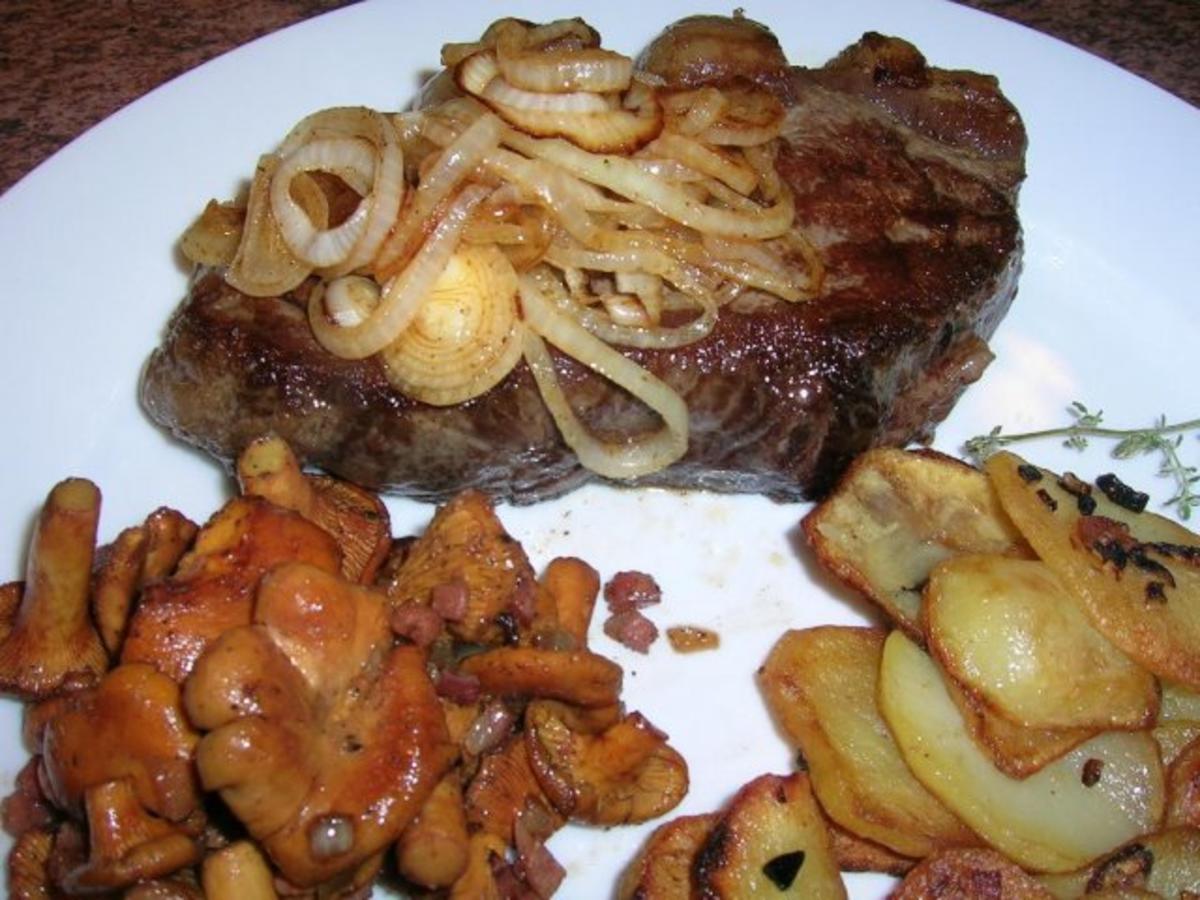 Rumpsteak mit Pfifferlingen und Bratkartoffeln aus rohen Kartoffeln ...